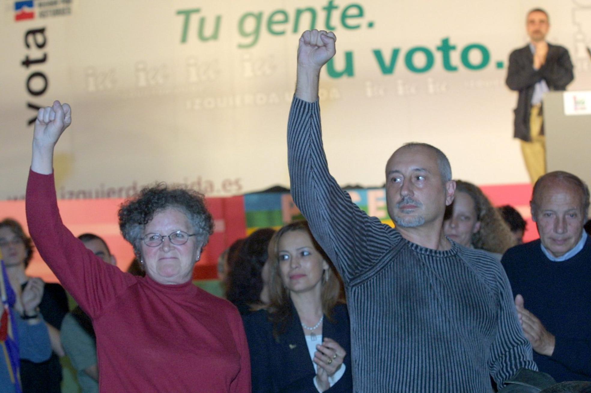 Compromiso militante. Teresa Tuñón -junto al también brigadista Belarmino García-, puño en alto en un mitin de Izquierda Unida. e. c.