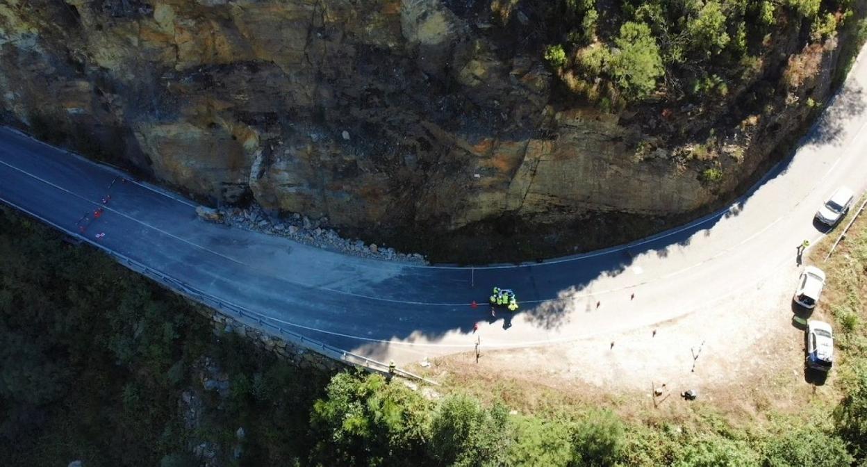 El desprendimiento, a vista de dron, comienza 29,4 metros sobre la calzada. 