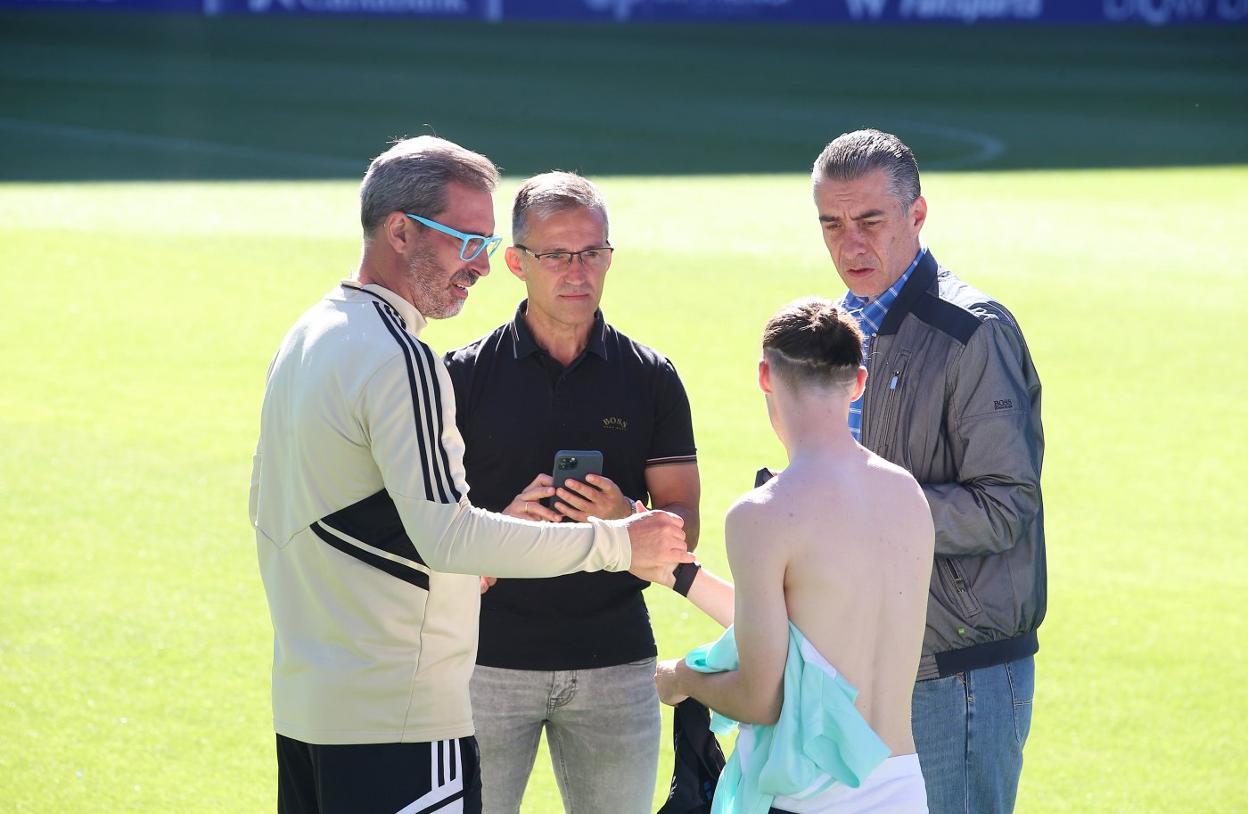 Bolo, Tito Blanco y el presidente Martín Peláez, con Marcelo Flores, que podría ser novedad en el once. 