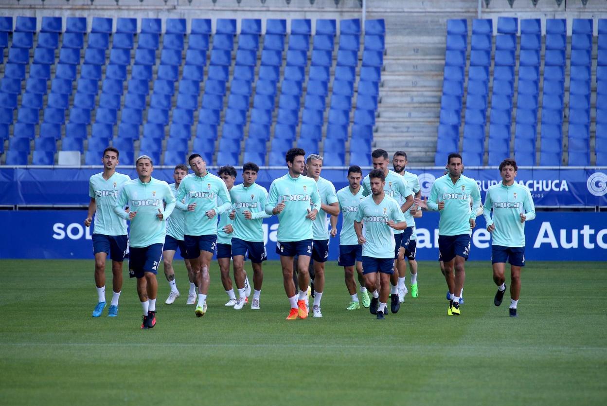 Los jugadores del Real Oviedo hacen carrera sobre el césped del Tartiere durante la sesión de ayer. 