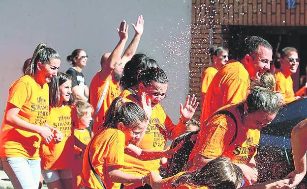 Imagen principal - Lugo de Llanera arranca sus fiestas &#039;pingando&#039;