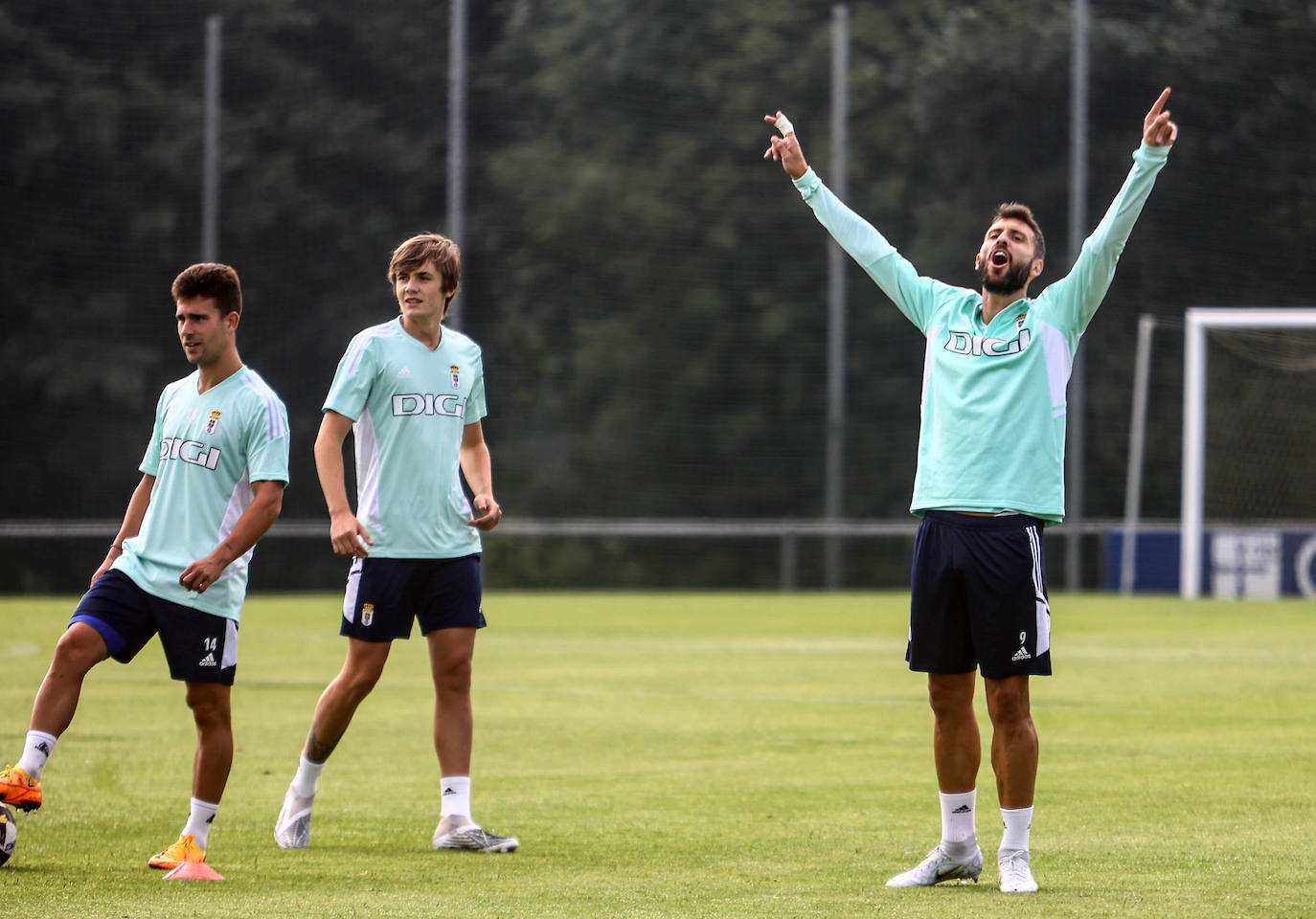 Los jugadores del Real Oviedo han tenido este sábado su último entrenamiento antes del partido frente al Leganés. 