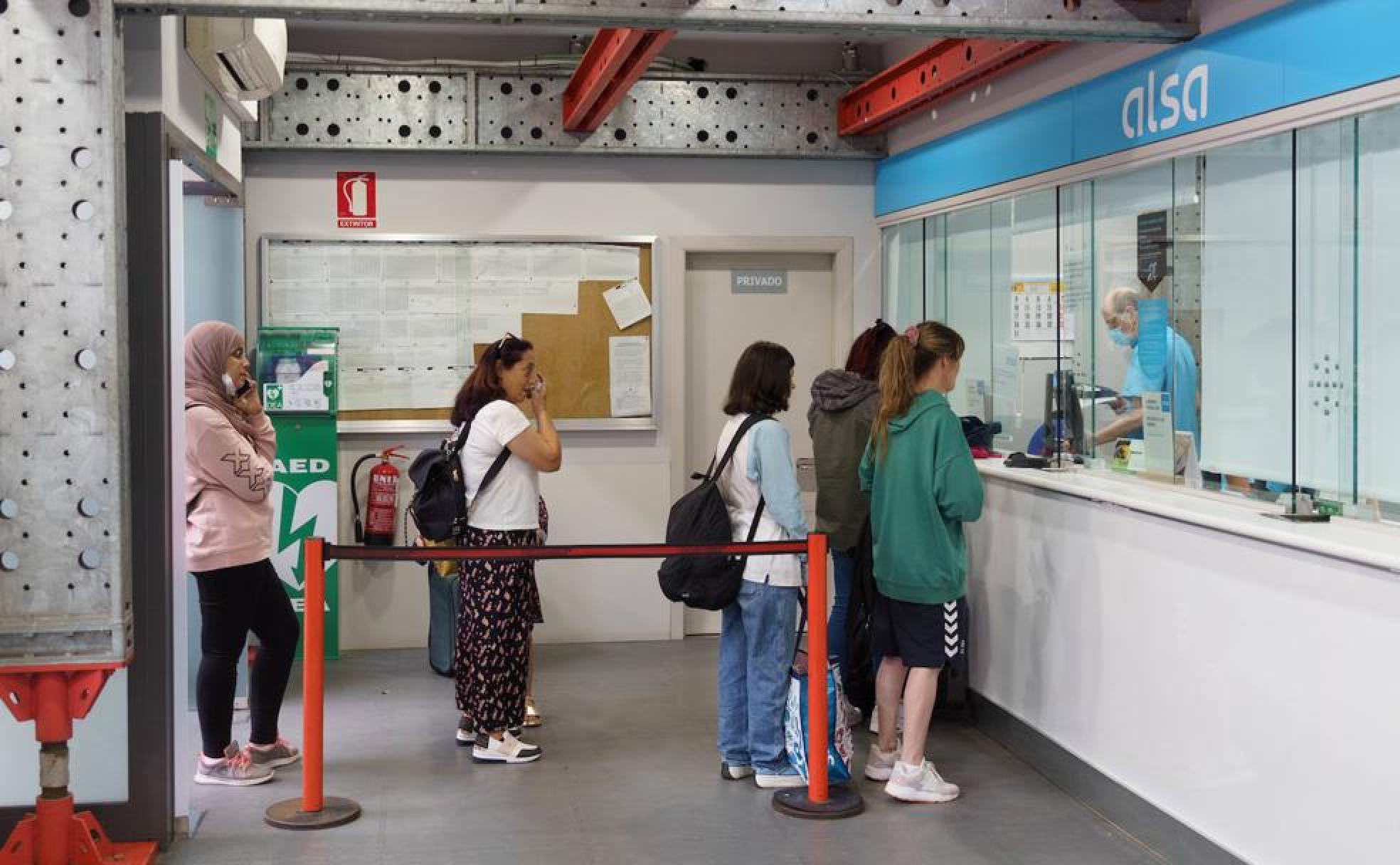 Taquillas de la estación de ALSA de Gijón. 