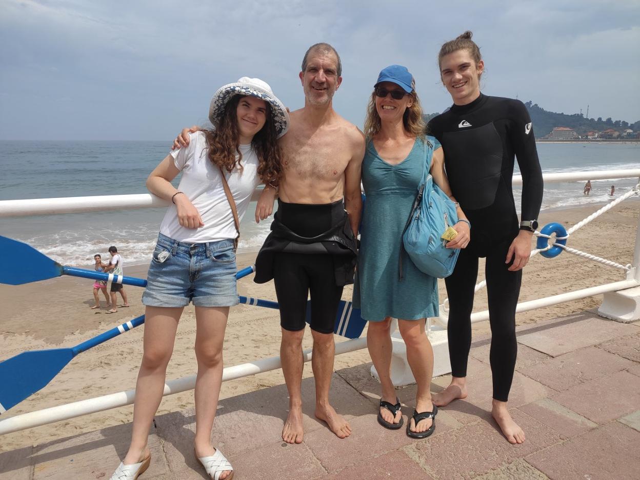 Don Ford y Suzanne Scarboro, con sus hijos Monique y Cyrus, en la playa de Santa Marina. 