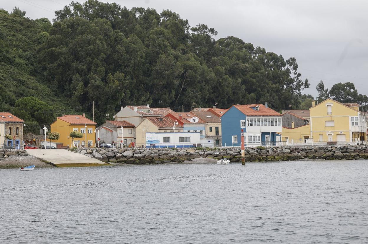 Rampa de acceso a la ría en el poblado de San Juan de Nieva, a pocos metros del antiguo astillero rehabilitado que ahora ocupa el Espacio Portus. 