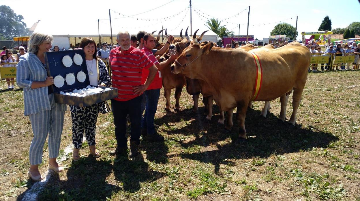 La directora general de Ganadería, Rocío Huerta, y Amelia Fernández entregan uno de los premios.