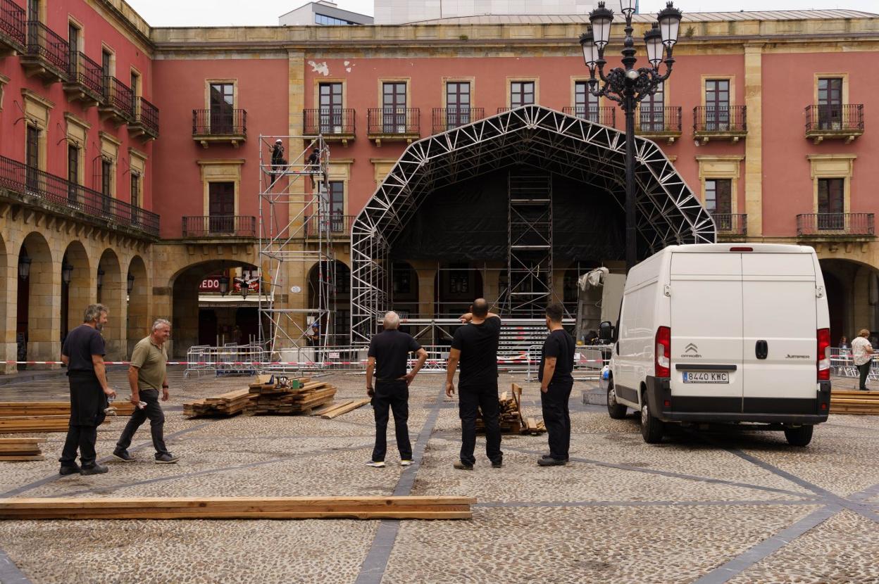 Varios técnicos trabajaban ayer en el montaje del escenario en la plaza Mayor. 