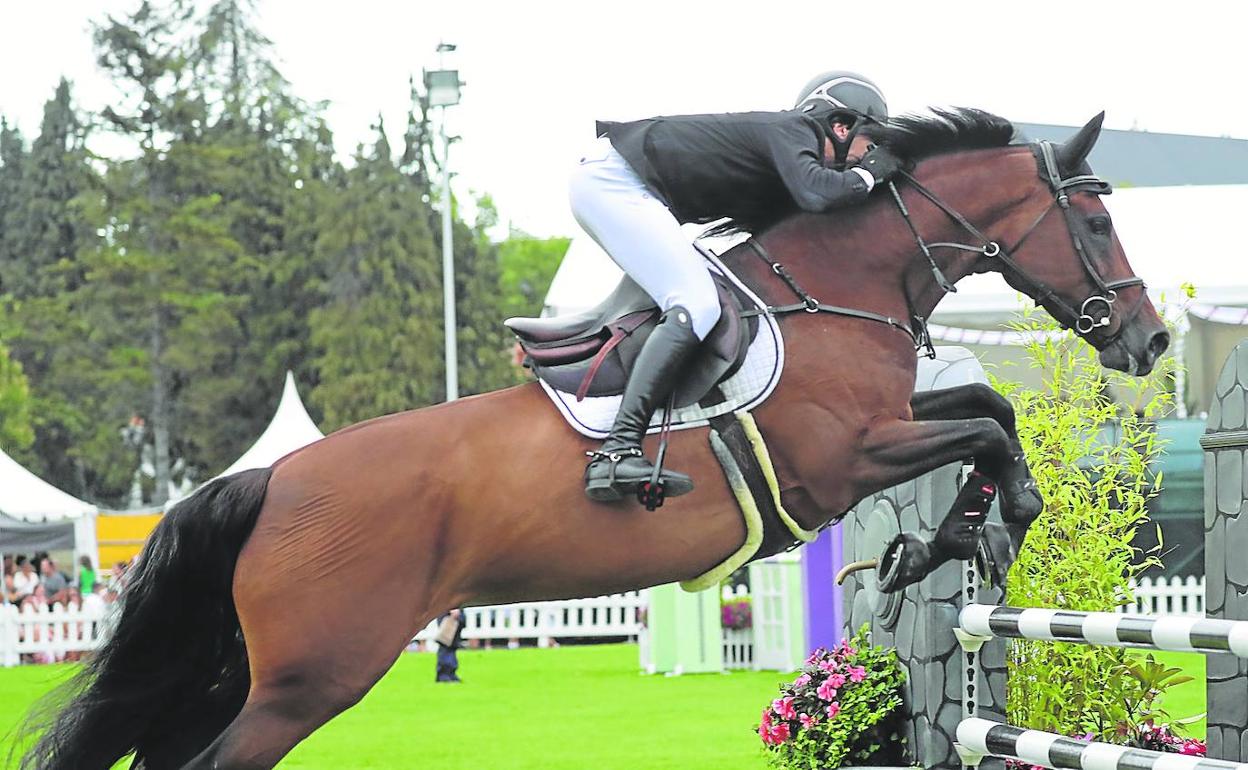 Luis Mateos Bernáldez y 'Coryphee des Ifs' afrontan uno de los obstáculos en la prueba que abrió la competición.