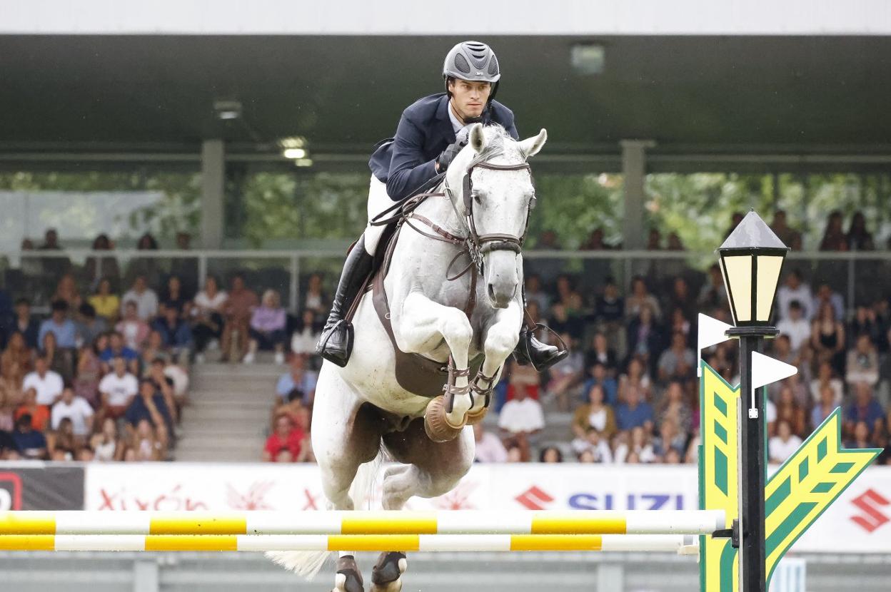 Niels Kersten, con 'Zeppe Blue', supera un obstáculo en su recorrido victorioso. 