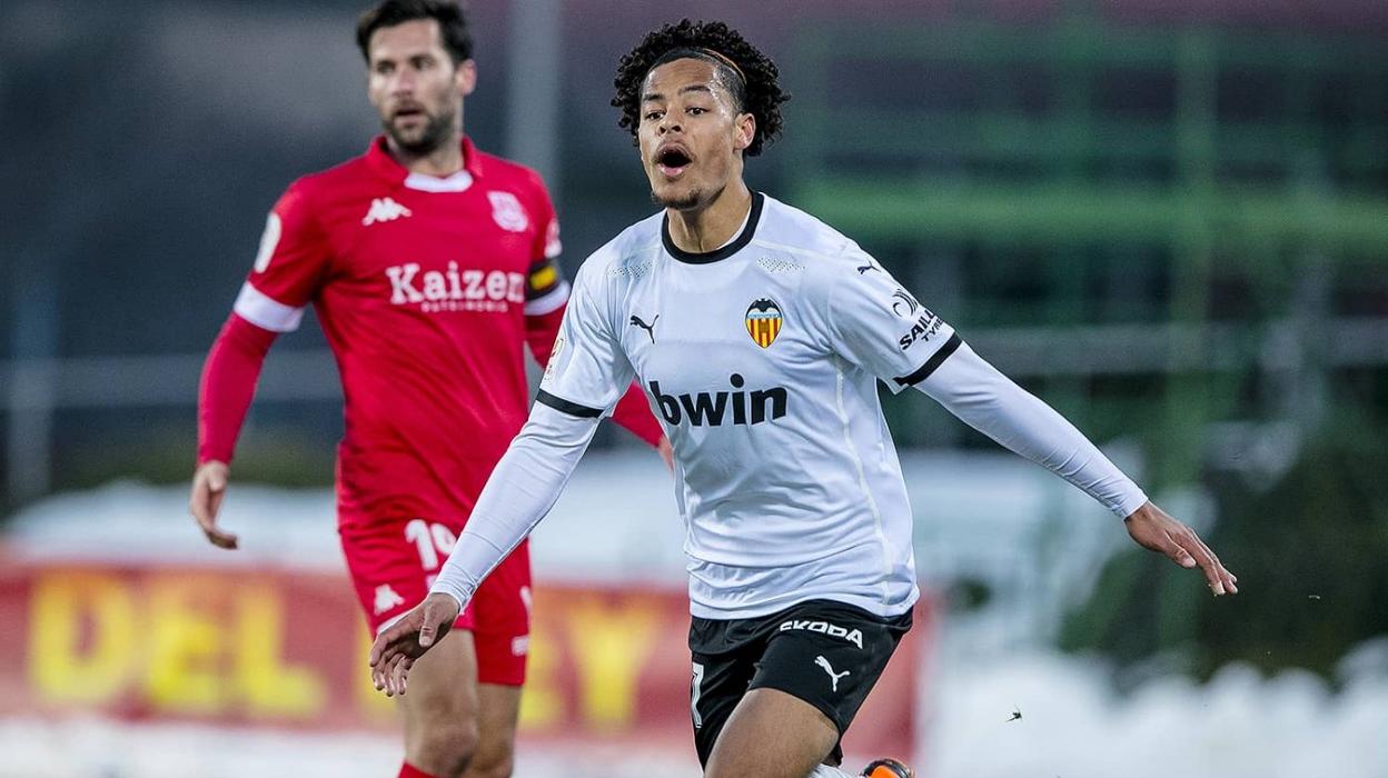 Koba Koindredi celebra un gol con la camiseta del Valencia.