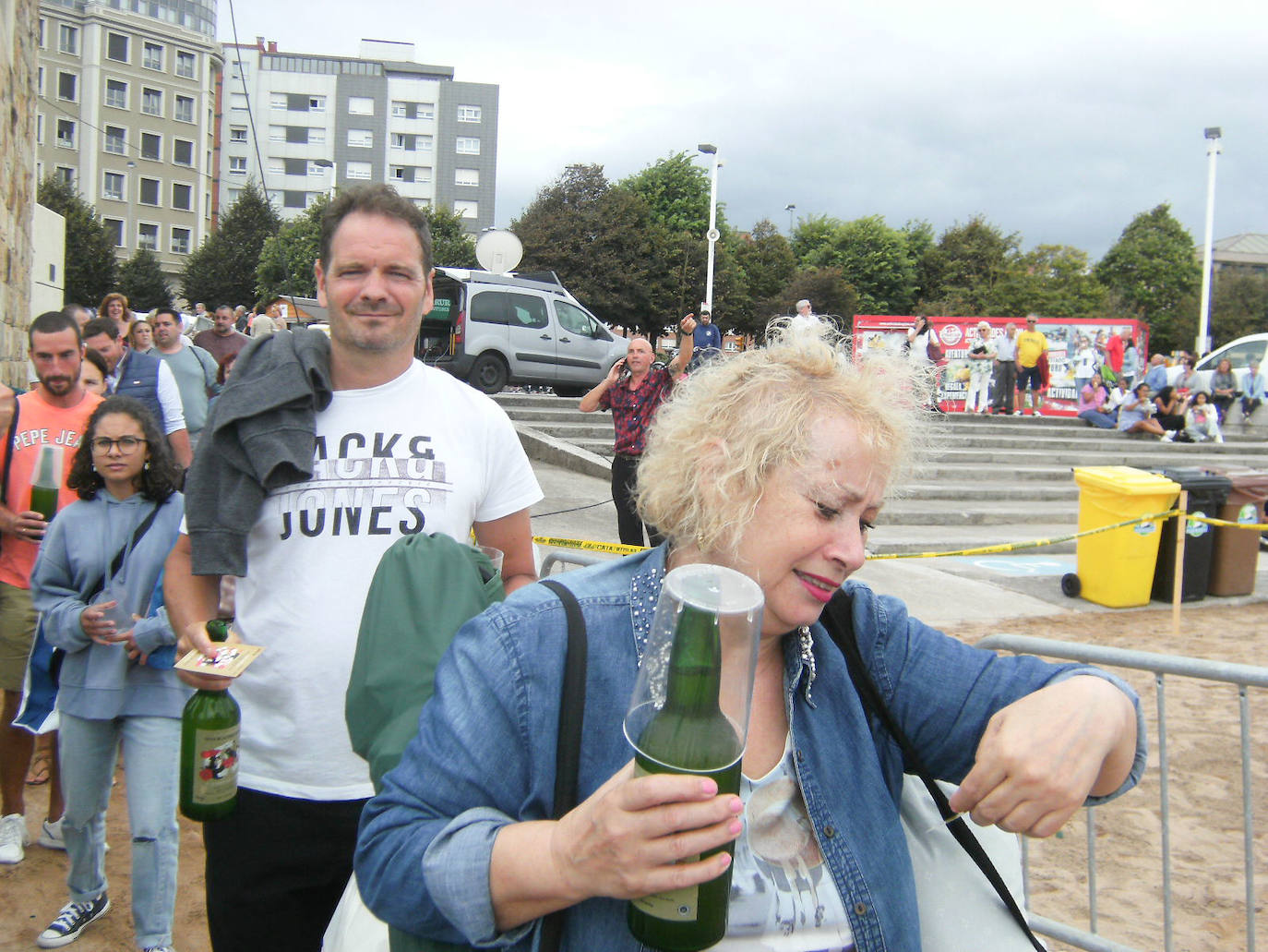 Fotos: ¿Estuviste en el récord mundial de escanciado de sidra de Gijón? ¡Búscate! (2)