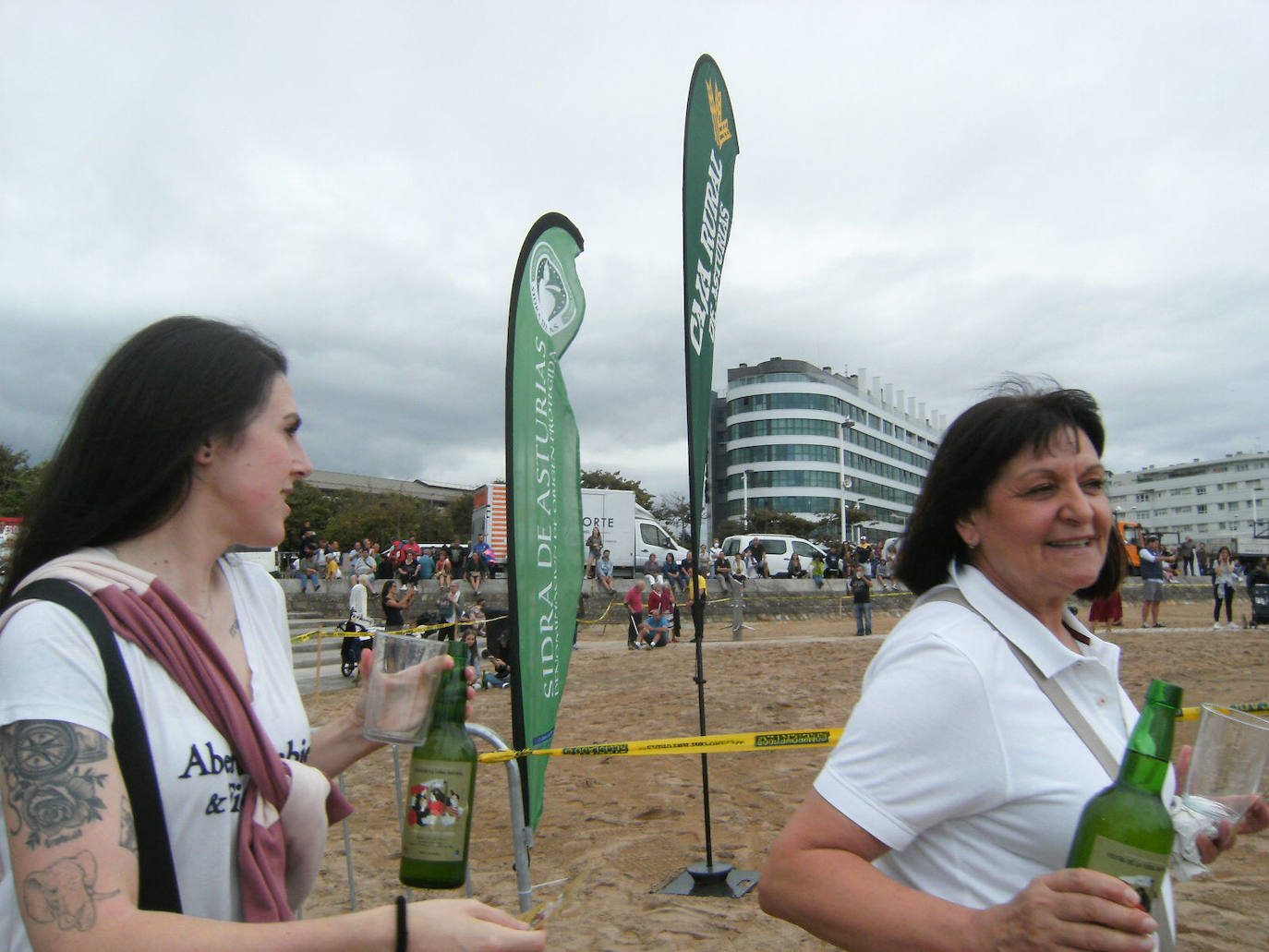 Fotos: ¿Estuviste en el récord mundial de escanciado de sidra de Gijón? ¡Búscate! (2)