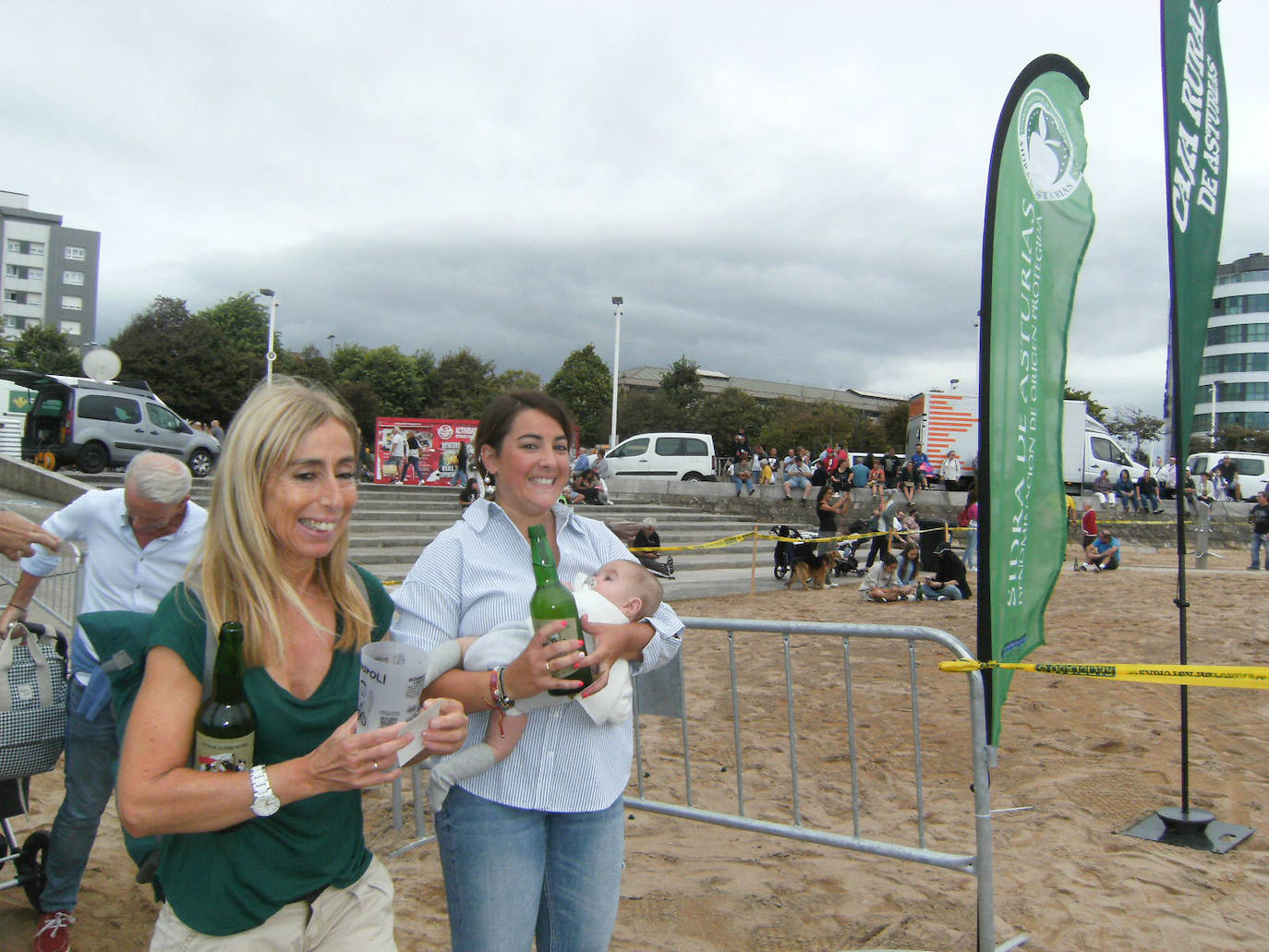 Fotos: ¿Estuviste en el récord mundial de escanciado de sidra de Gijón? ¡Búscate! (2)