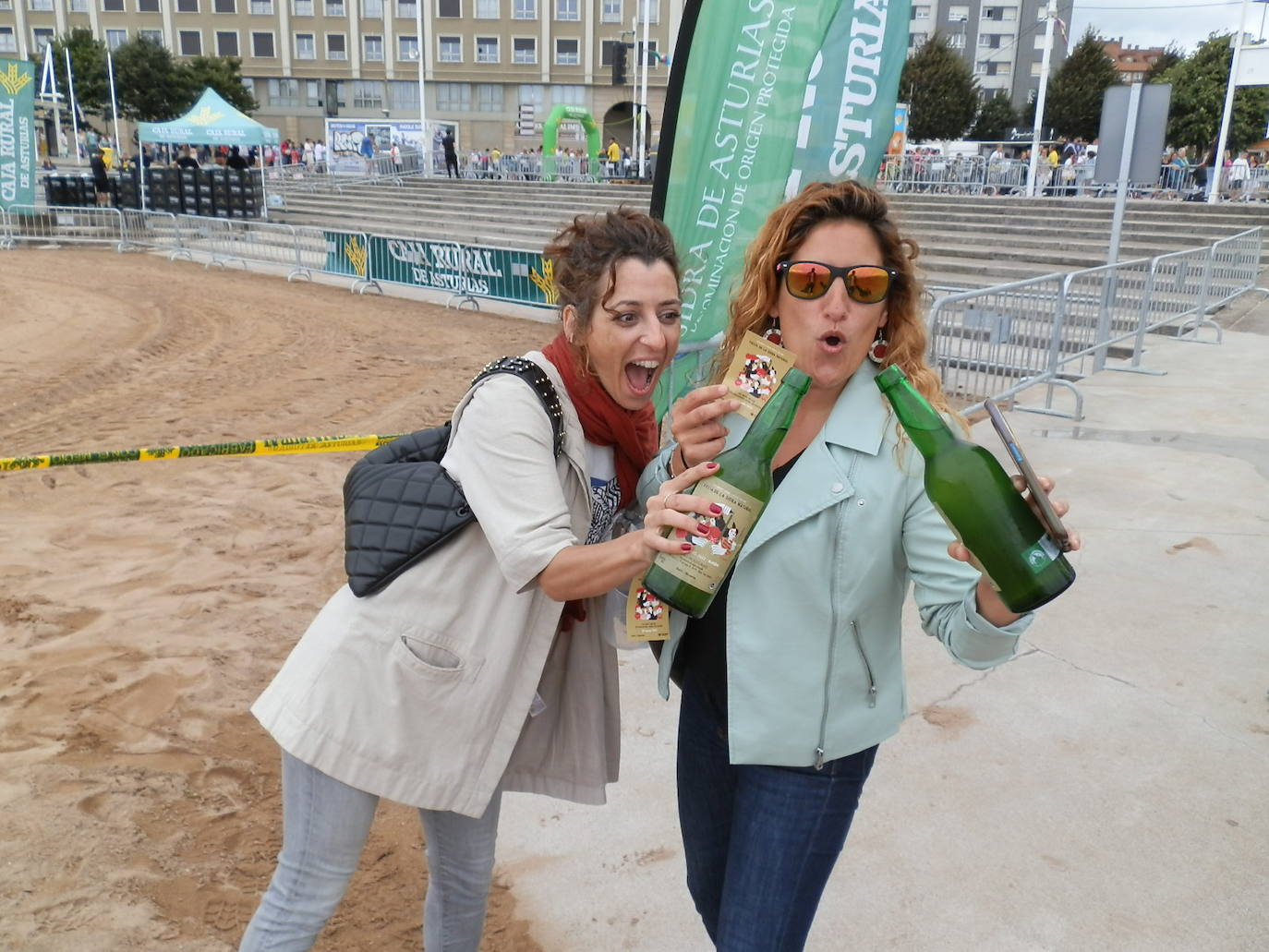 Fotos: ¿Estuviste en el récord mundial de escanciado de sidra de Gijón? ¡Búscate! (3)