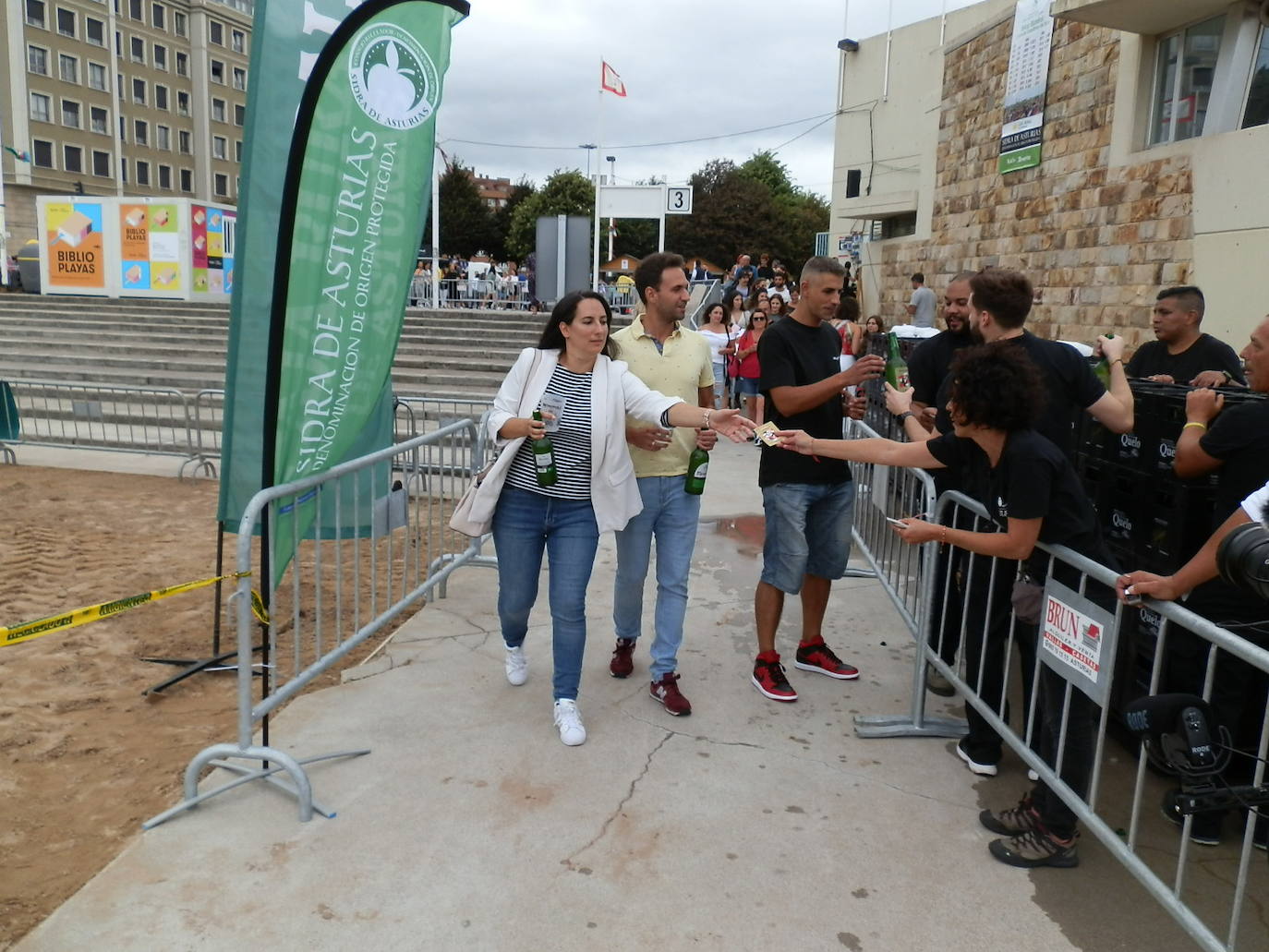 Fotos: ¿Estuviste en el récord mundial de escanciado de sidra de Gijón? ¡Búscate! (3)