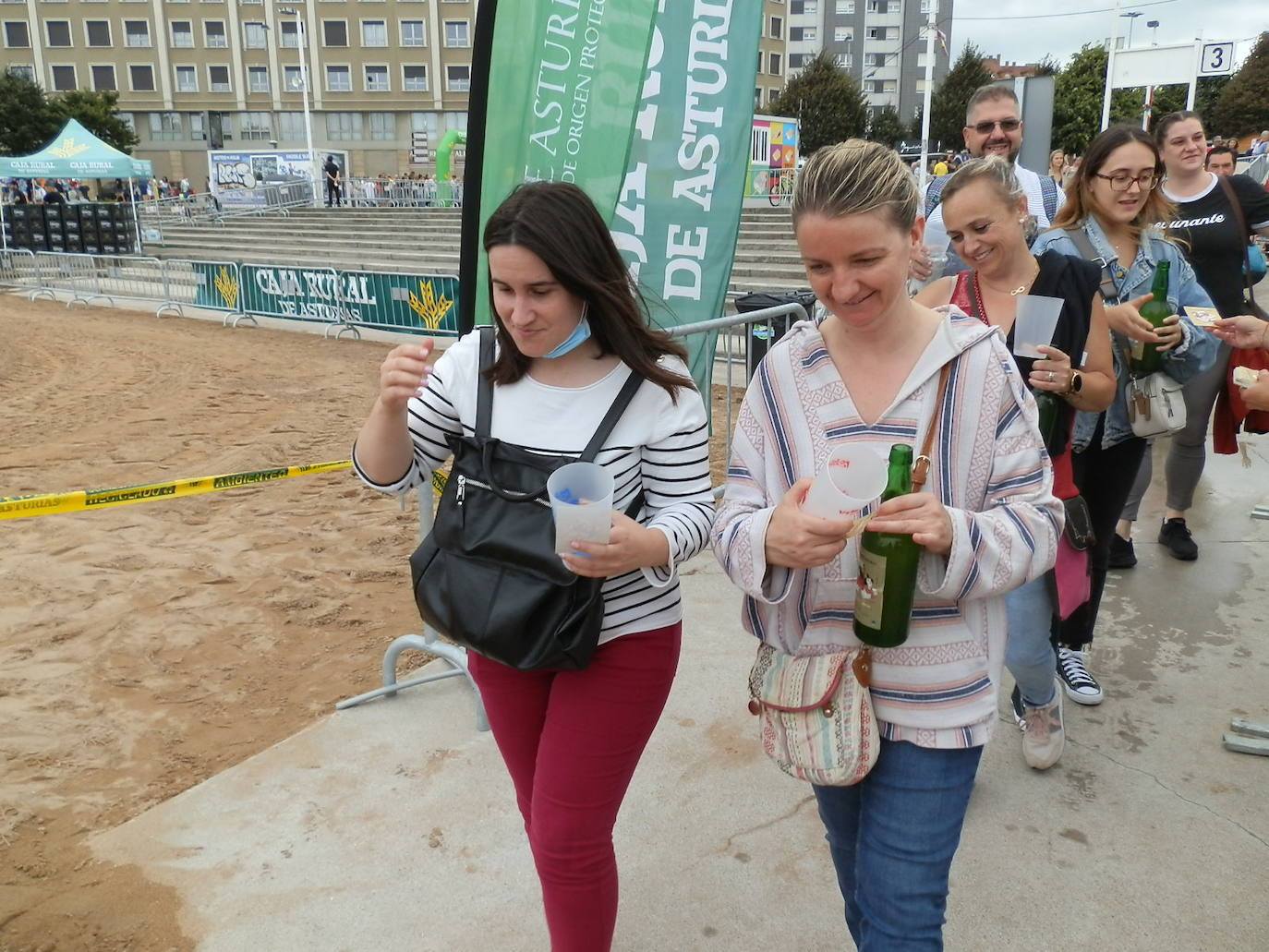 Fotos: ¿Estuviste en el récord mundial de escanciado de sidra de Gijón? ¡Búscate! (3)