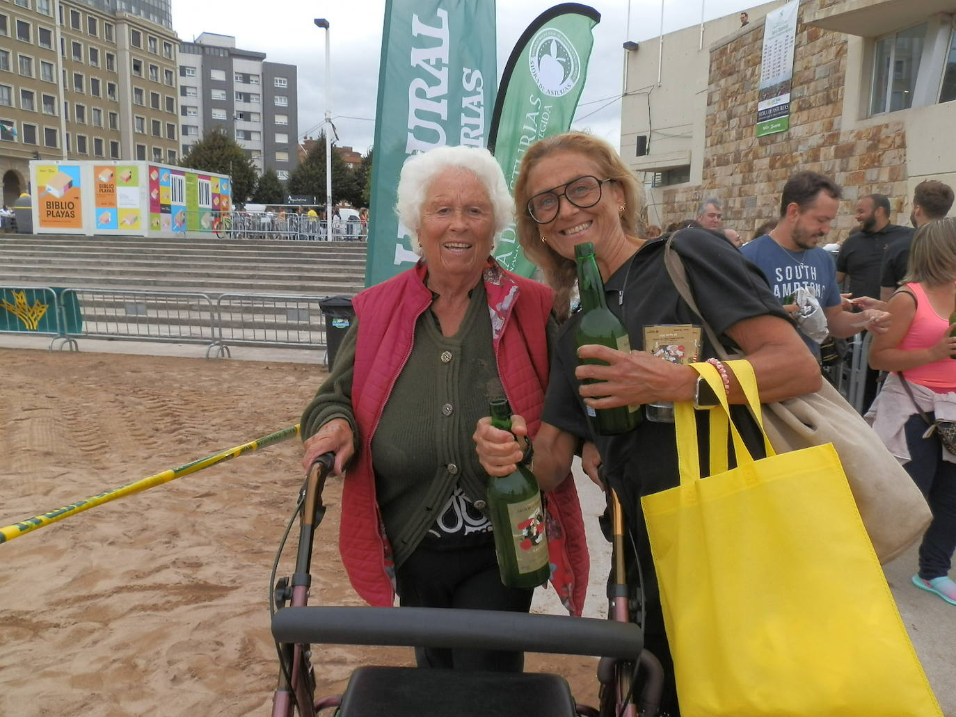 Fotos: ¿Estuviste en el récord mundial de escanciado de sidra de Gijón? ¡Búscate! (3)