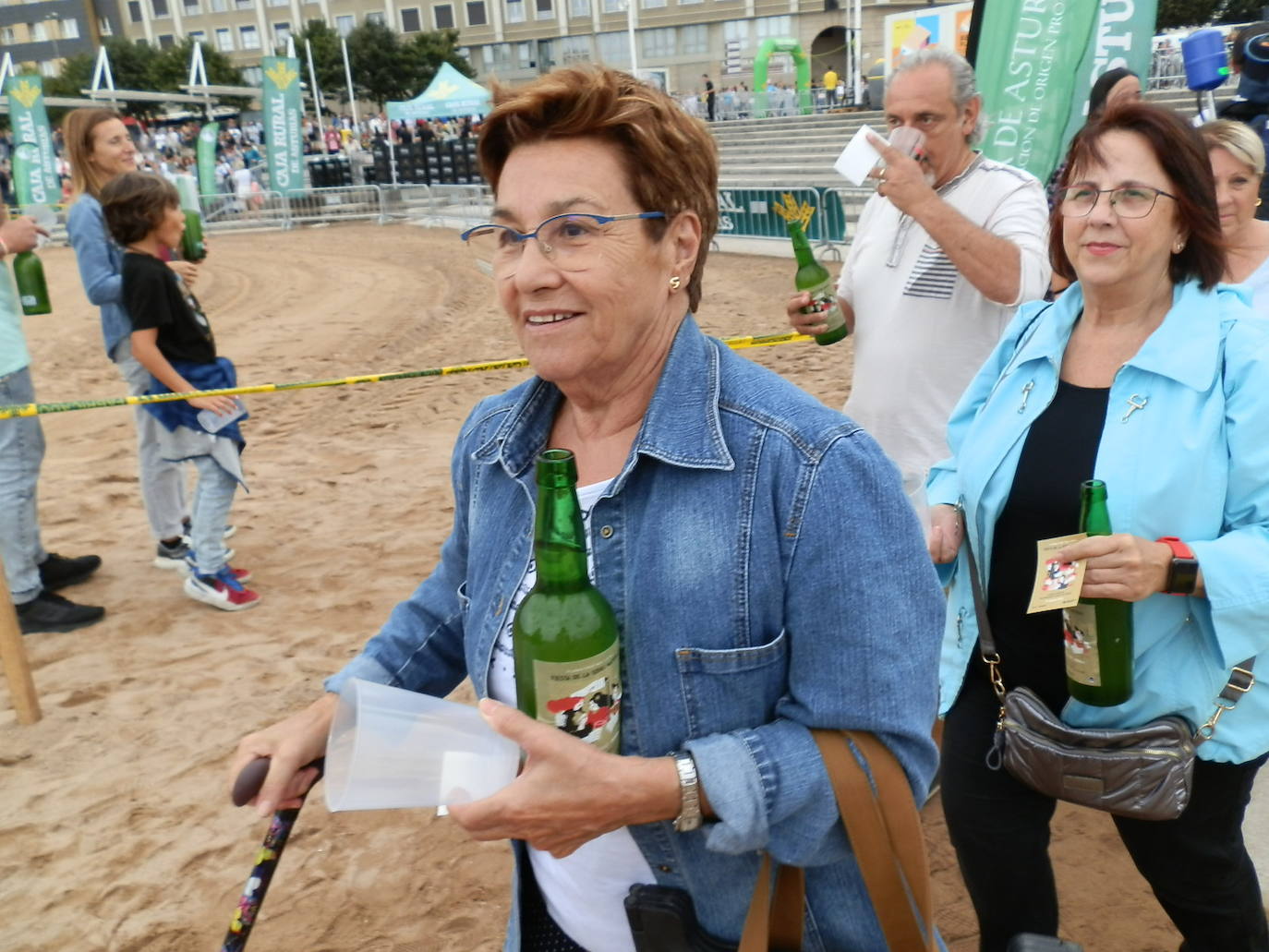 Fotos: ¿Estuviste en el récord mundial de escanciado de sidra de Gijón? ¡Búscate! (3)