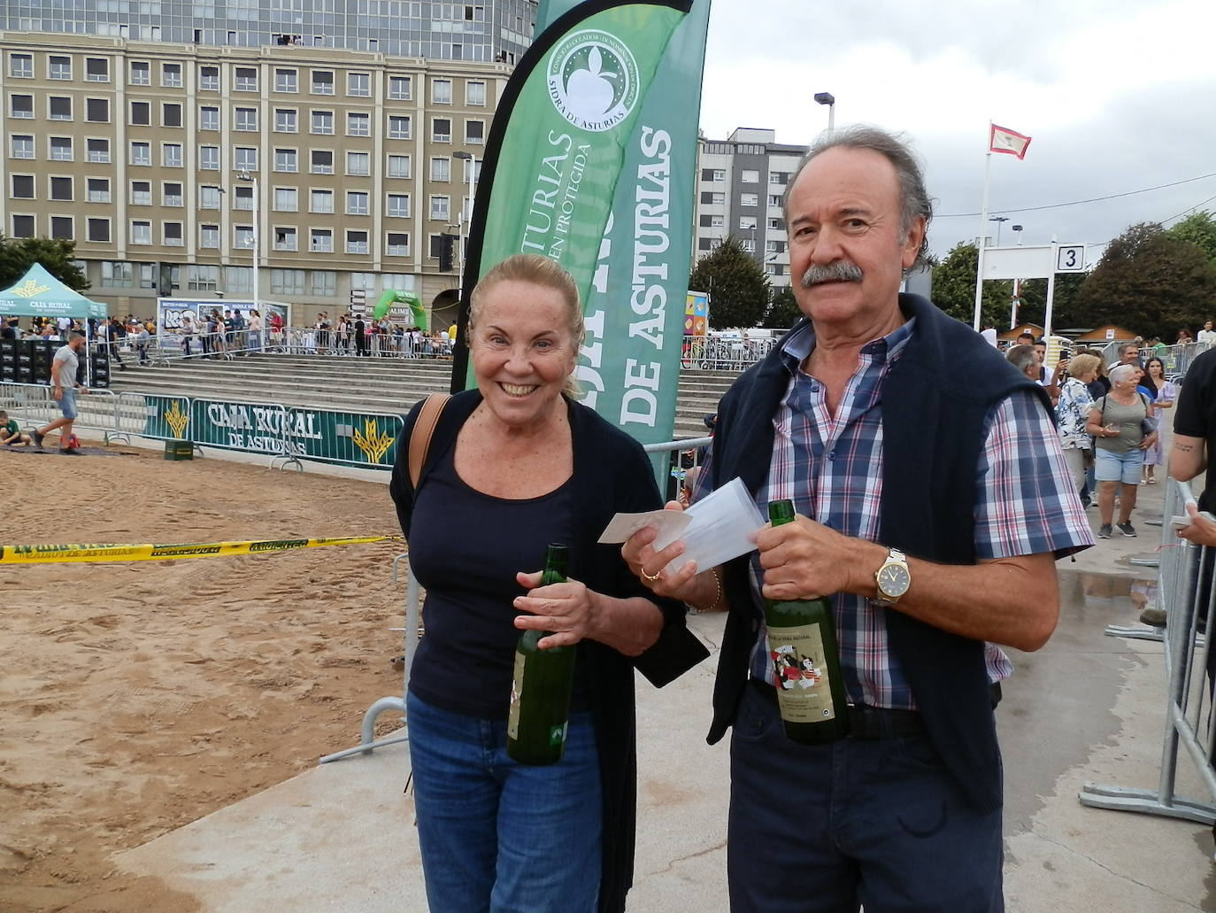 Fotos: ¿Estuviste en el récord mundial de escanciado de sidra de Gijón? ¡Búscate! (3)