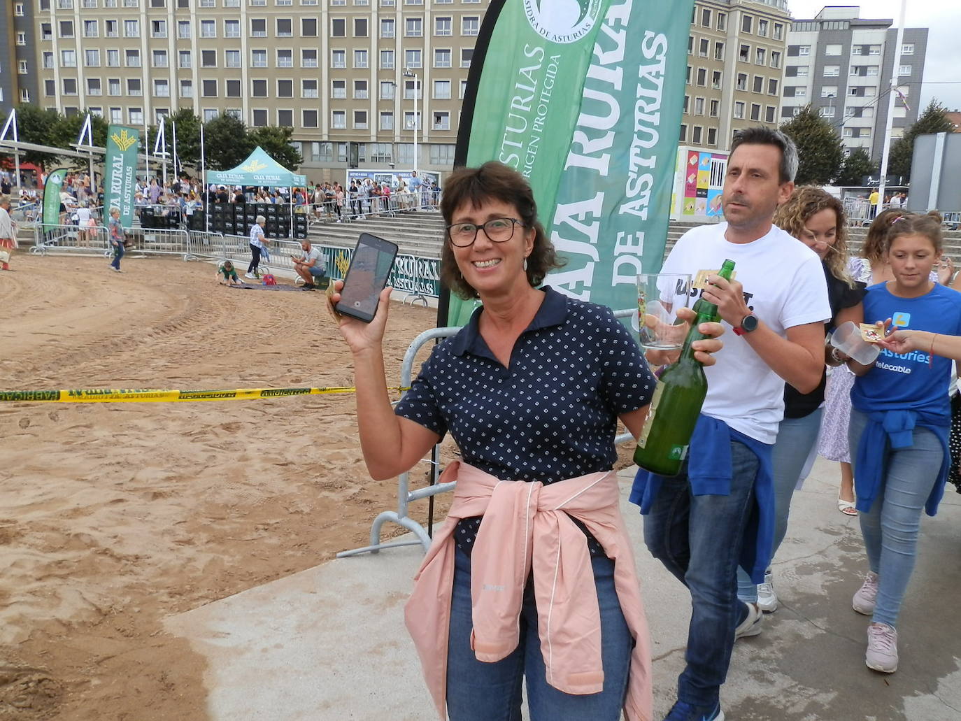 Fotos: ¿Estuviste en el récord mundial de escanciado de sidra de Gijón? ¡Búscate! (3)