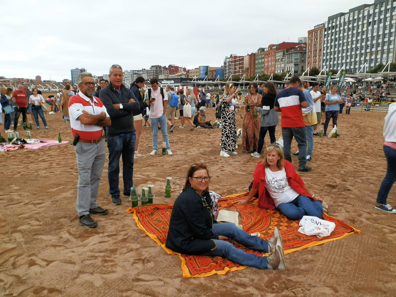 Fotos: ¿Estuviste en el récord mundial de escanciado de sidra de Gijón? ¡Búscate! (3)