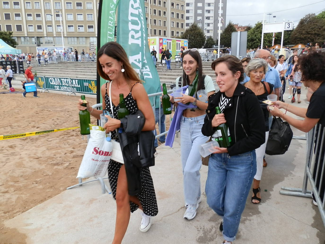 Fotos: ¿Estuviste en el récord mundial de escanciado de sidra de Gijón? ¡Búscate! (3)