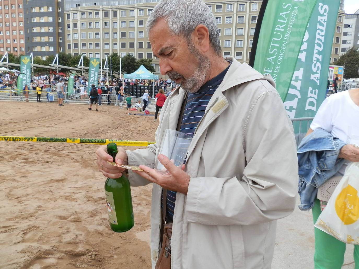 Fotos: ¿Estuviste en el récord mundial de escanciado de sidra de Gijón? ¡Búscate! (3)