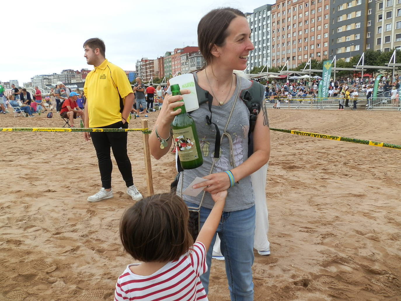 Fotos: ¿Estuviste en el récord mundial de escanciado de sidra de Gijón? ¡Búscate! (3)