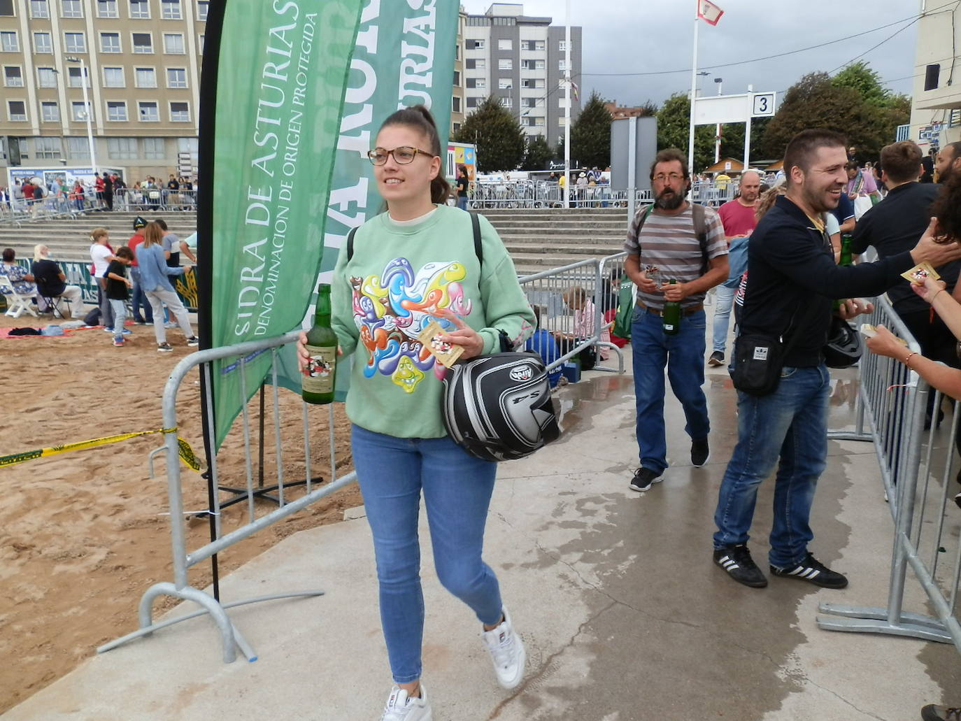 Fotos: ¿Estuviste en el récord mundial de escanciado de sidra de Gijón? ¡Búscate! (3)