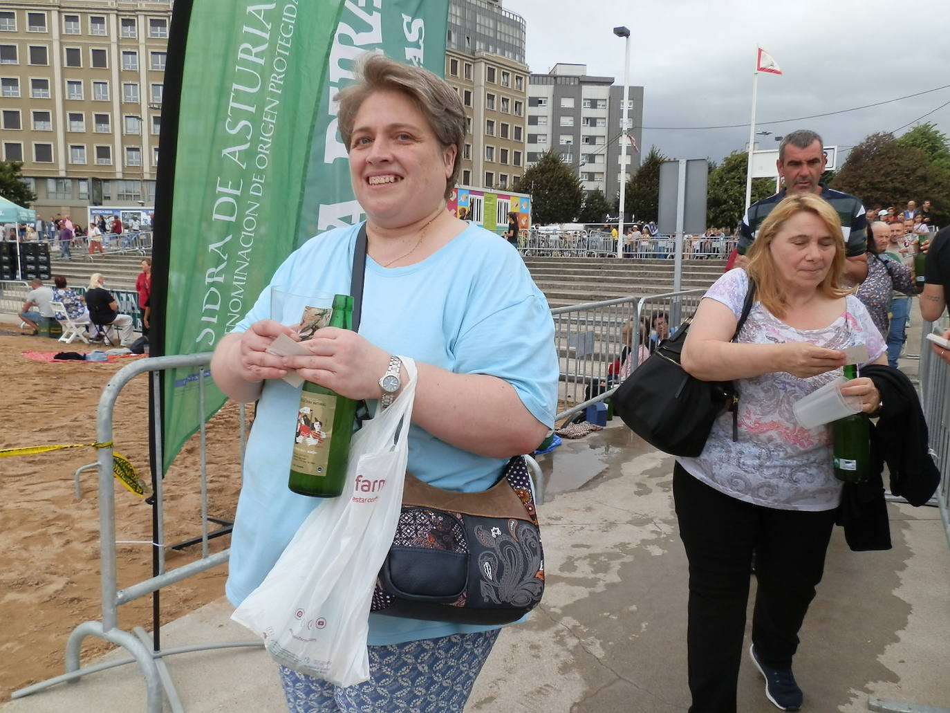 Fotos: ¿Estuviste en el récord mundial de escanciado de sidra de Gijón? ¡Búscate! (3)