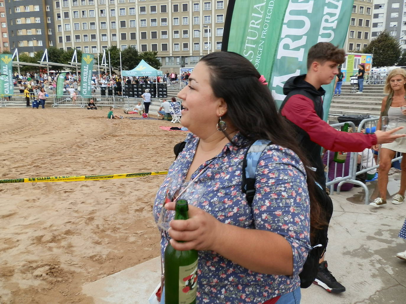 Fotos: ¿Estuviste en el récord mundial de escanciado de sidra de Gijón? ¡Búscate! (3)