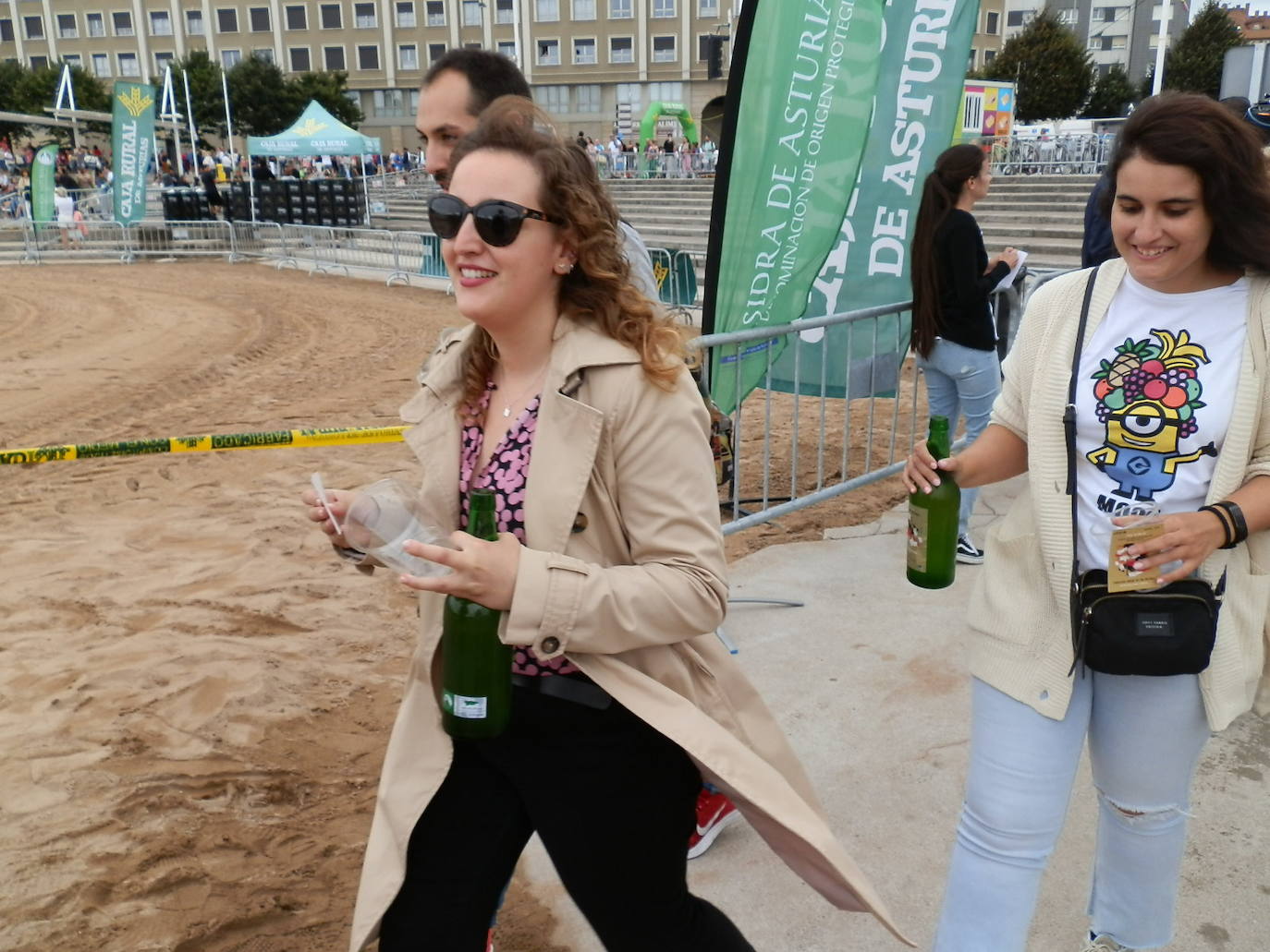 Fotos: ¿Estuviste en el récord mundial de escanciado de sidra de Gijón? ¡Búscate! (3)