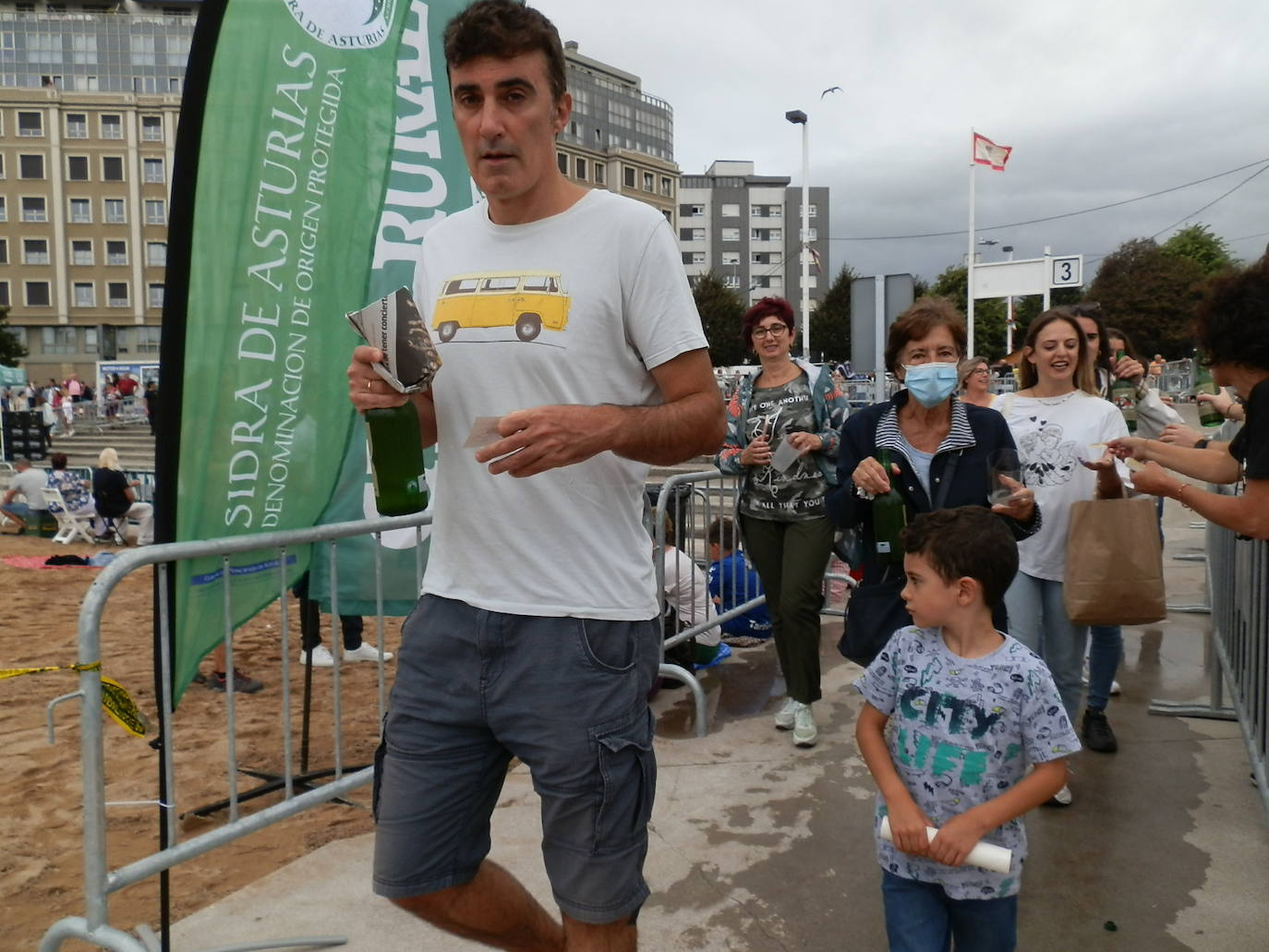 Fotos: ¿Estuviste en el récord mundial de escanciado de sidra de Gijón? ¡Búscate! (3)