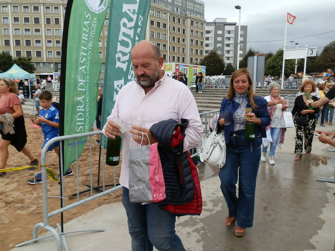 Fotos: ¿Estuviste en el récord mundial de escanciado de sidra de Gijón? ¡Búscate! (3)