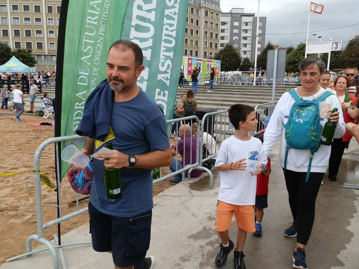 Fotos: ¿Estuviste en el récord mundial de escanciado de sidra de Gijón? ¡Búscate! (3)