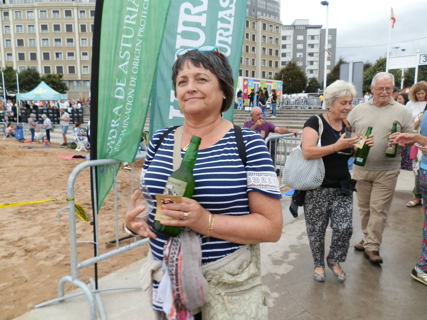 Fotos: ¿Estuviste en el récord mundial de escanciado de sidra de Gijón? ¡Búscate! (3)