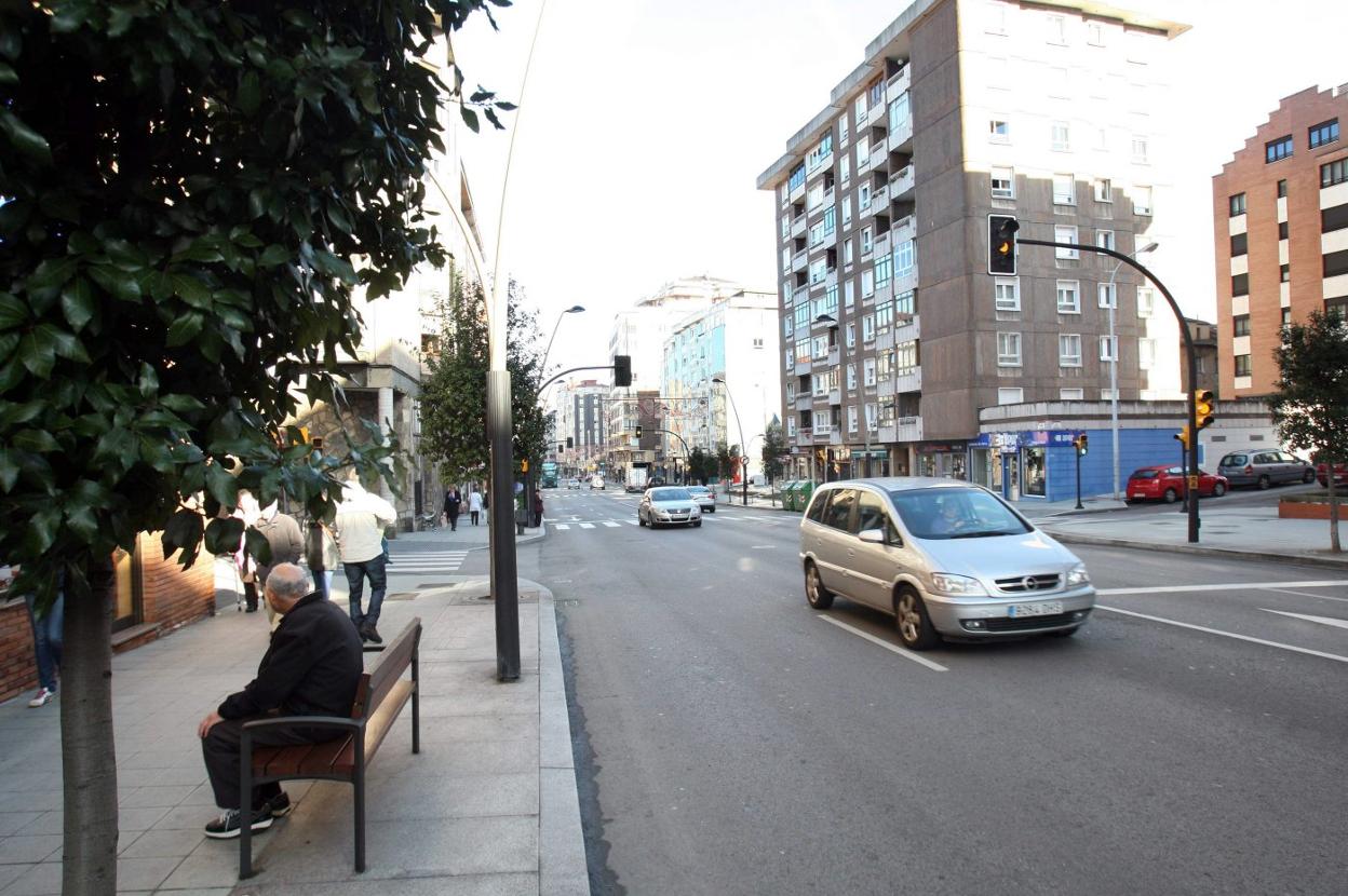 Tráfico en Ramón y Cajal, donde el PSOE advierte del riesgo de estrechar demasiado los carriles. 