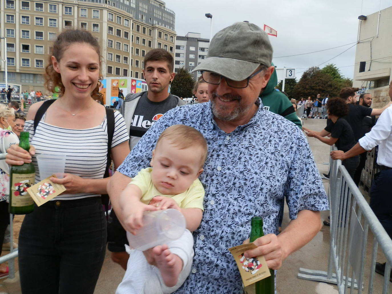 Fotos: ¿Estuviste en el récord mundial de escanciado de sidra de Gijón? ¡Búscate! (4)