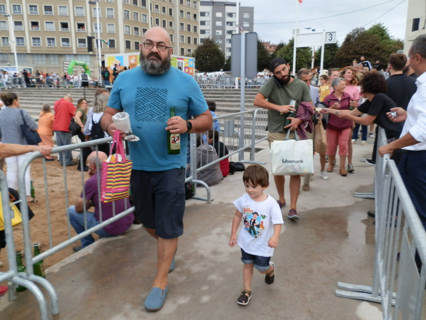 Fotos: ¿Estuviste en el récord mundial de escanciado de sidra de Gijón? ¡Búscate! (4)