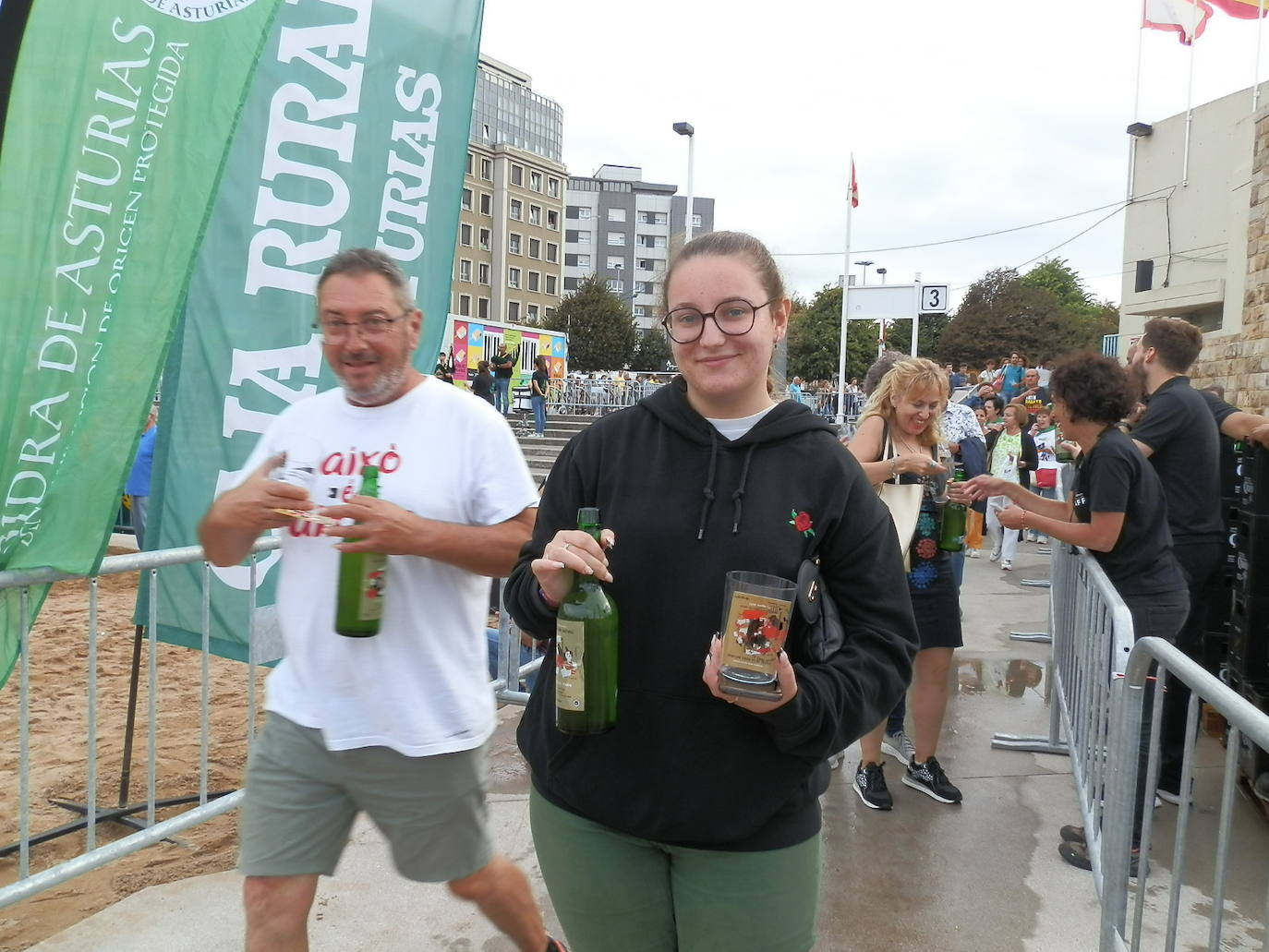 Fotos: ¿Estuviste en el récord mundial de escanciado de sidra de Gijón? ¡Búscate! (4)