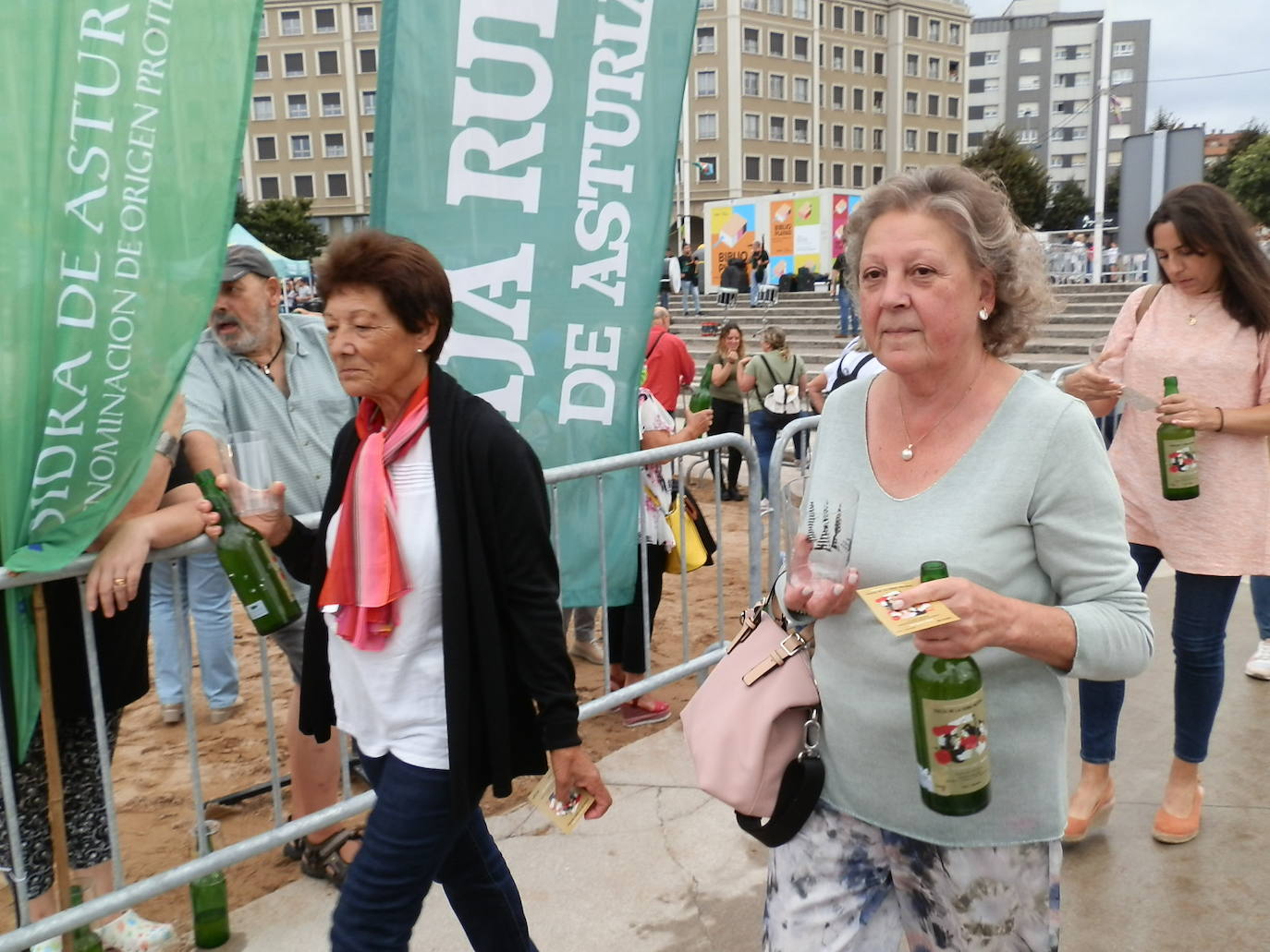 Fotos: ¿Estuviste en el récord mundial de escanciado de sidra de Gijón? ¡Búscate! (4)