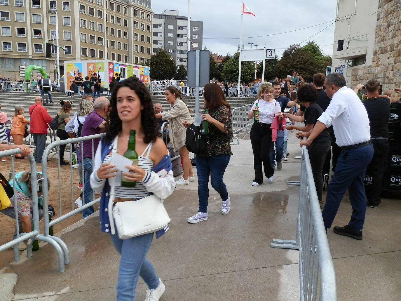 Fotos: ¿Estuviste en el récord mundial de escanciado de sidra de Gijón? ¡Búscate! (4)