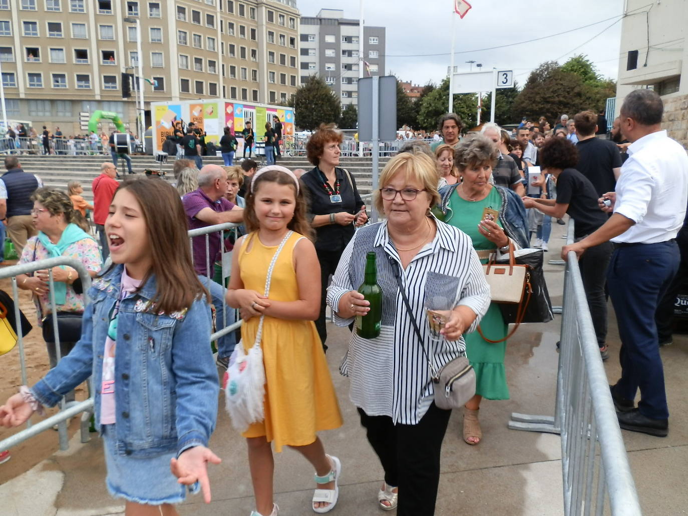 Fotos: ¿Estuviste en el récord mundial de escanciado de sidra de Gijón? ¡Búscate! (4)