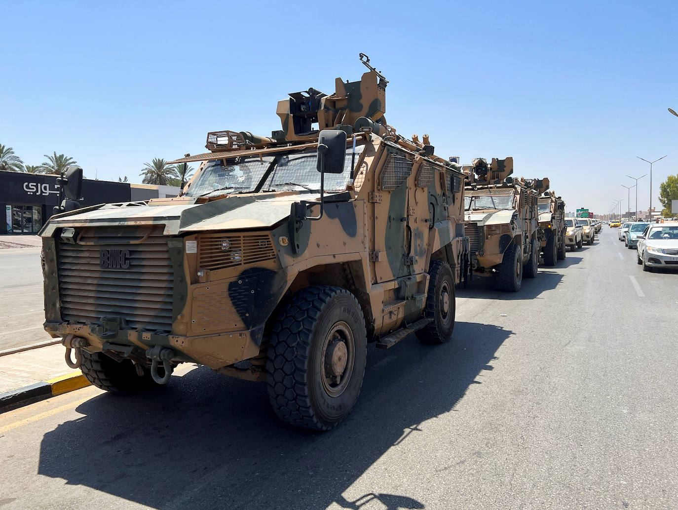 Vehículos militares se preparan para entrar en la zona en conflicto. 