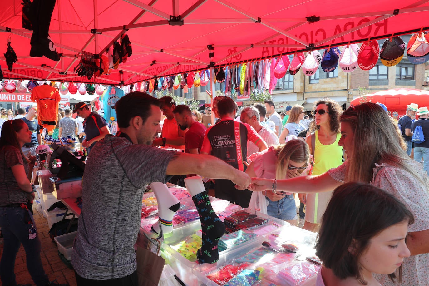 Fotos: Gran expectación en la última etapa asturiana de La Vuelta a España