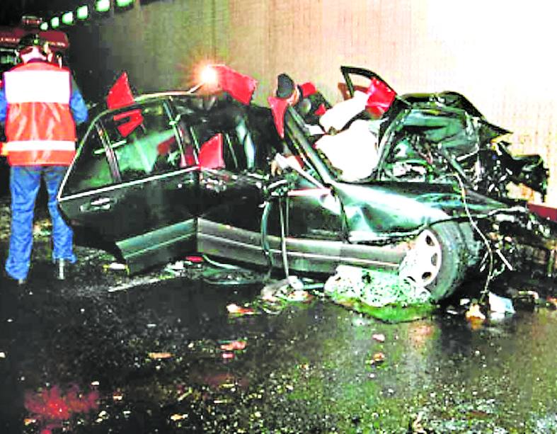 La princesa del pueblo. Escalofriante imagen del coche donde halló la muerte con Dodi al Fayed. Abajo, ramos de flores junto a su casa en Kensington.