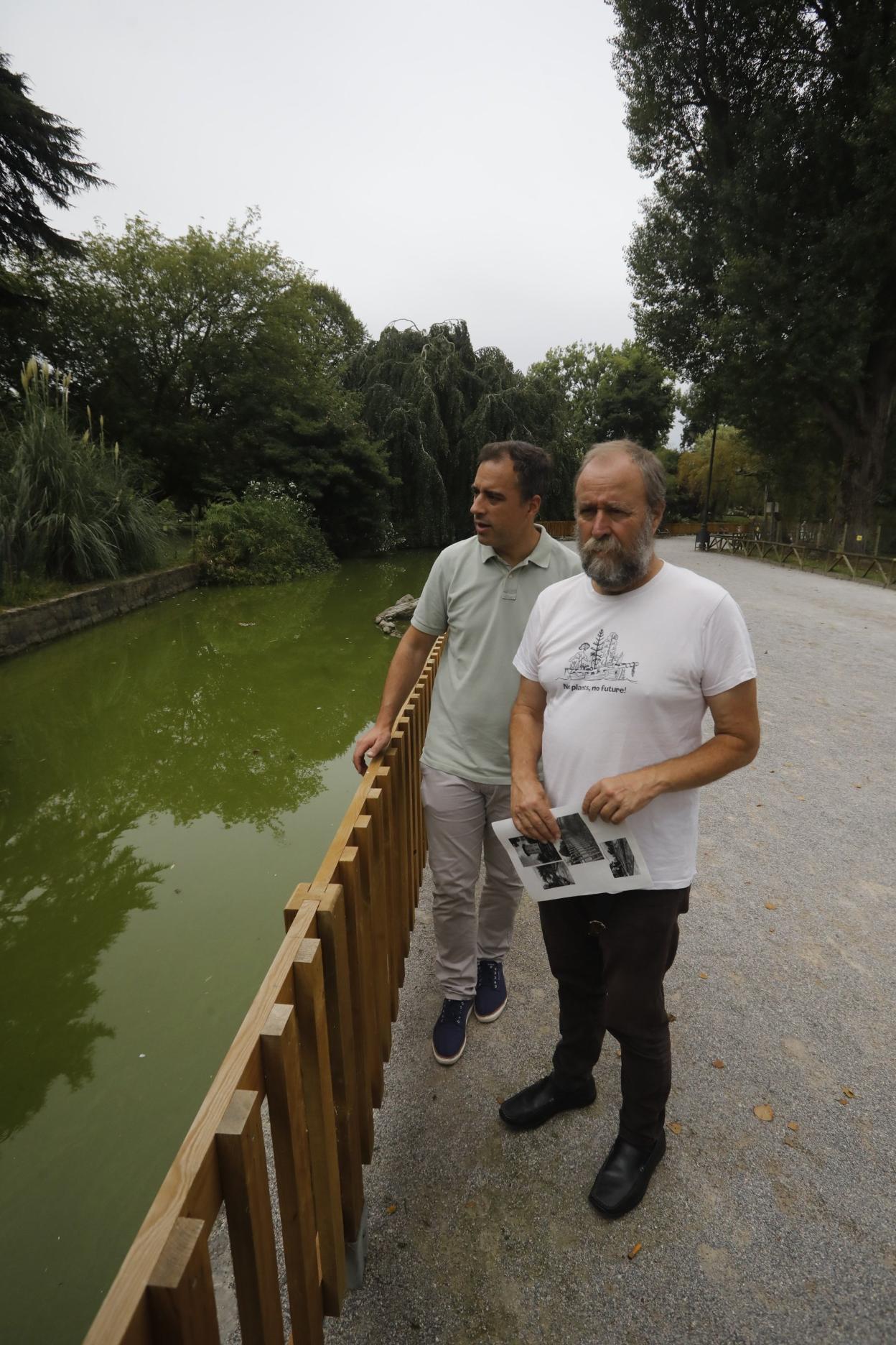 El edil de Obras Públicas, Olmo Ron, y el jefe del servicio de Parques y Jardines, Juan Carlos Martínez, junto al canal del Molín y el nuevo modelo de barandilla que se replicará en los estanques. 