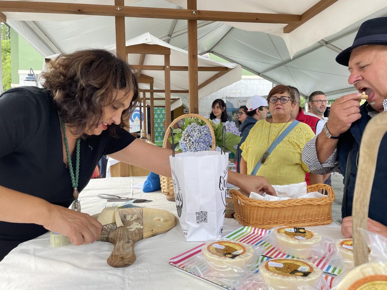 Natalí Lobeto, de la quesería Redes, da a probar su queso, que más tarde ganaría el premio de la edición número 32 del certamen. 