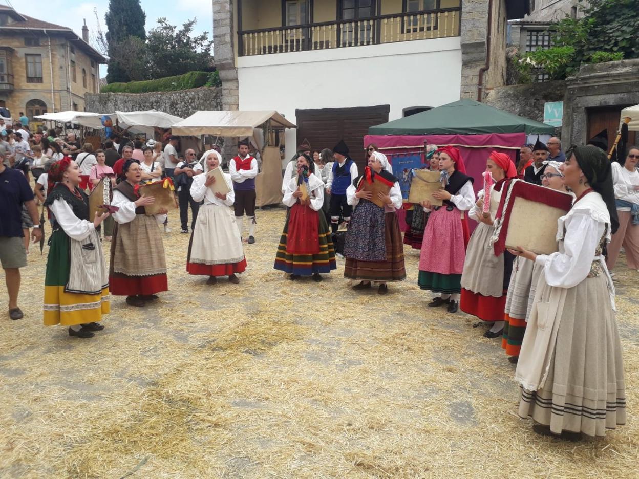 Un viaje milenario de folclore y productos tradicionales en el Mercáu de  Porrúa