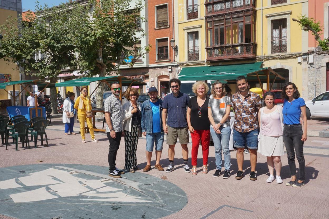 Editores participantes en la Feria del Libro de Ribadesella, que se celebra hasta hoy en la plaza Nueva. 